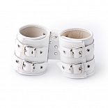 <strong>Наручники кожаные белые 3055-3</strong> <br />
Изготавливаются из натуральной кожи с велюровой подкладкой. <div class="charTableblock"><div><span>Материал</span>: кожа</div><div><span>Цвет</span>: белый</div><div><span>Производитель</span>: Sitabella, Россия</div></div> Наручники кожаные белые 3055-3
Изготавливаются из натуральной кожи с велюровой подкладкой.