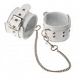 <strong>Белые кожаные оковы с широким ремешком</strong> <br />
Изготавливаются из натуральной кожи с велюровой подкладкой. <div class="charTableblock"><div><span>Материал</span>: кожа</div><div><span>Цвет</span>: белый</div><div><span>Производитель</span>: Sitabella, Россия</div></div> Белые кожаные оковы с широким ремешком
Изготавливаются из натуральной кожи с велюровой подкладкой.