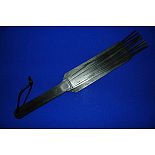 <strong>Комбинированная шлепалка-кошка из натуральной кожи</strong> <br />
Достаточно оригинальный девайс, который обязательно оценят любители жестких игр. <div class="charTableblock"><div><span>Производитель</span>: Beastly, Россия</div></div> Комбинированная шлепалка-кошка из натуральной кожи
Достаточно оригинальный девайс, который обязательно оценят любители жестких игр.