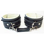 <strong>Оковы на ноги со светлым подкладом</strong> <br />
Оковы на ноги с бежевым подкладом. <div class="charTableblock"><div><span>Материал</span>: кожа</div><div><span>Цвет</span>: черный</div><div><span>Производитель</span>: БДСМ арсенал, Россия</div></div> Оковы на ноги со светлым подкладом
Оковы на ноги с бежевым подкладом.