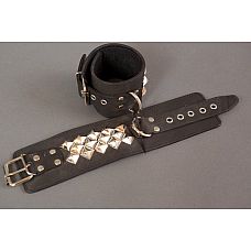 <strong>Широкие наручники с квадропуклями</strong> <br />
Широкие наручники ручной работы № это ваш помощник в реализации самых необузданных БДСМ фантазий.<div class="charTableblock"><div><span>Материал</span>: кожа</div><div><span>Цвет</span>: черный</div><div><span>Производитель</span>: Подиум, Россия</div></div> Широкие наручники с квадропуклями
Широкие наручники ручной работы № это ваш помощник в реализации самых необузданных БДСМ фантазий.