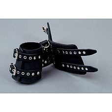 <strong>Чёрные кожаные фиксирующие манжеты</strong> <br />
Оригинальные наручники ручной работы № это ваш помощник в реализации самых необузданных БДСМ-фантазий.<div class="charTableblock"><div><span>Материал</span>: кожа</div><div><span>Производитель</span>: Подиум, Россия</div></div> Чёрные кожаные фиксирующие манжеты
Оригинальные наручники ручной работы № это ваш помощник в реализации самых необузданных БДСМ-фантазий.