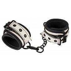 <strong>Черно-белые наручники на цепочке</strong> <br />
Черно-белые наручники на цепочке.<div class="charTableblock"><div><span>Материал</span>: кожа</div><div><span>Цвет</span>: белый; черный</div><div><span>Производитель</span>: Orion, Германия</div></div> Черно-белые наручники на цепочке
Черно-белые наручники на цепочке.