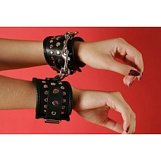 <strong>Наручи фигурные черные</strong> <br />
Наручники фигурные, профурнитуренные заклепками, окантованные кожей на подкладке. Анатомическая форма. Подкладка: синтетическая пена, обтянутая мягкой кожей или замшей. <div class="charTableblock"><div><span>Материал</span>: кожа</div><div><span>Цвет</span>: черный</div><div><span>Производитель</span>: Подиум, Россия</div></div> Наручи фигурные черные
Наручники фигурные, профурнитуренные заклепками, окантованные кожей на подкладке. Анатомическая форма. Подкладка: синтетическая пена, обтянутая мягкой кожей или замшей.