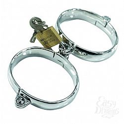 Малые овальные металлические оковы на навесном замке Малые овальные металлические оковы на навесном замке